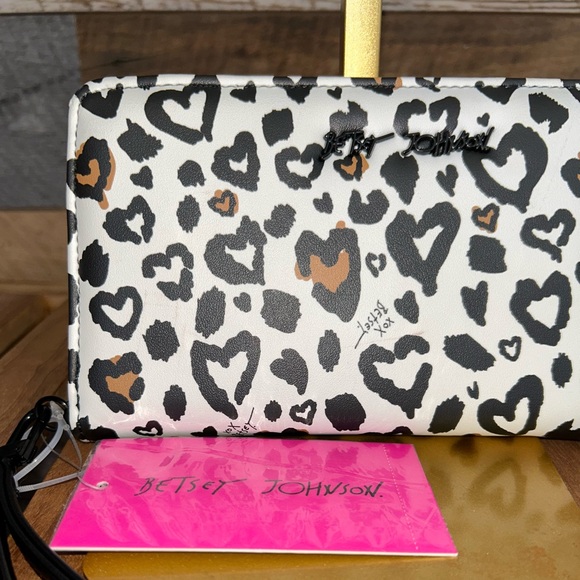 NWT- Betsey Johnson Heart Leopard Zip Around Wristlet Wallet - Picture 2 of 5
